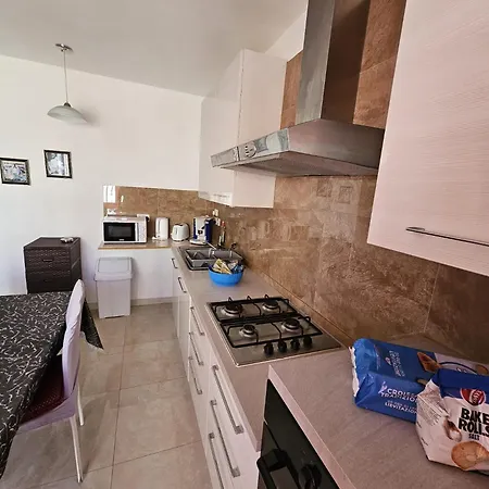 Modern Three Bedroom In Center Bugibba Lägenhet